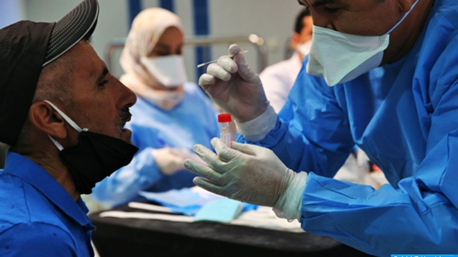 Un Marocain qui subit un test PCR