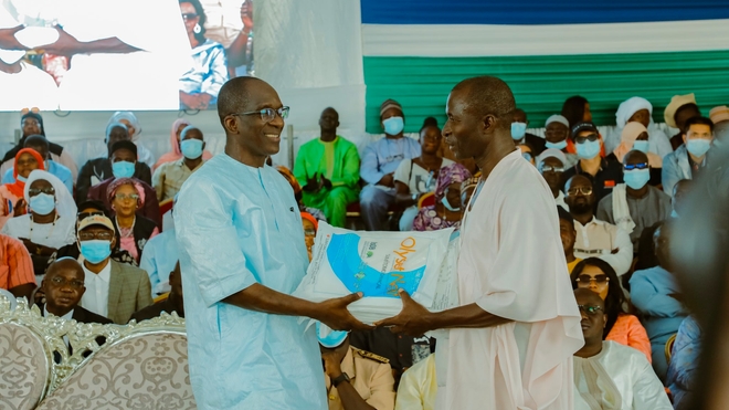 Le ministre de la Santé, Abdoulaye Diouf Sarr, distribue une moustiquaire 