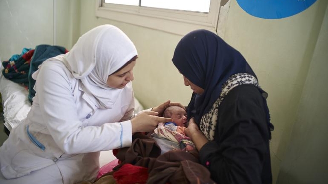 Une Marocaine qui allaite son enfant pour la première fois 