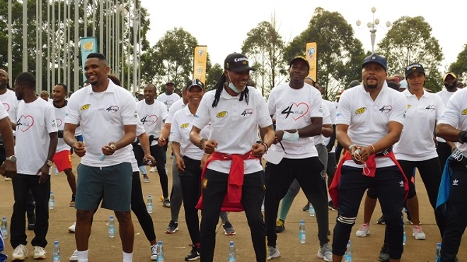 Rigobert Song et les participants à la première marche sportive