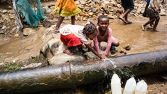 Deux anciennes légendes du football camerounais s'engagent pour l'accès à l'eau potable en Afrique