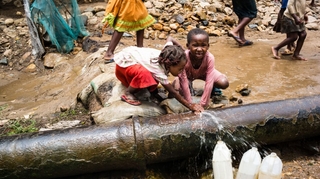 Deux anciennes légendes du football camerounais s'engagent pour l'accès à l'eau potable en Afrique