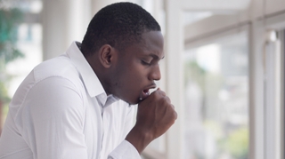 Stress, tristesse, angoisse: Ces émotions qui provoquent les maux de gorge