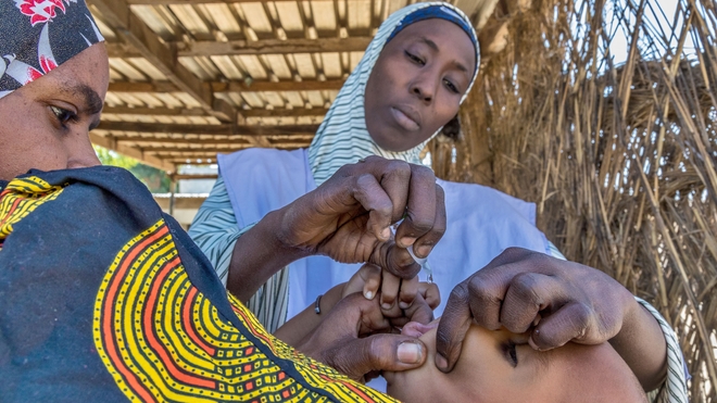 Un enfant qui reçoit le vaccin oral contre la poliomyélite