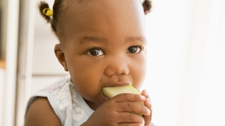 Type de nourriture, quantité... tout ce qu'il faut savoir sur l'alimentation d'un bébé de 6 mois à 1 an