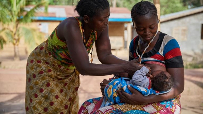 Une maman qui allaite son bébé de 3 mois, dans le village de Karineh, en Sierra Leone