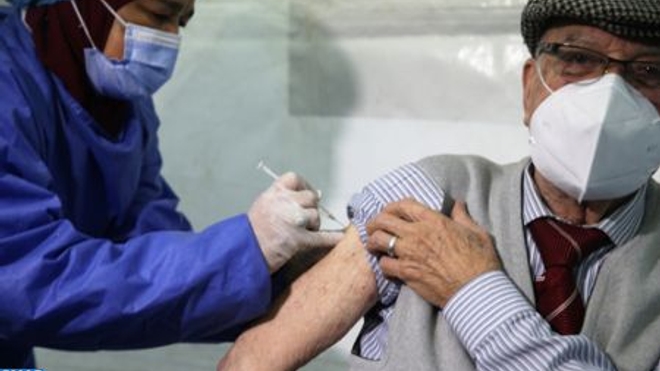 La vaccination des personnes âgées reprend au Maroc