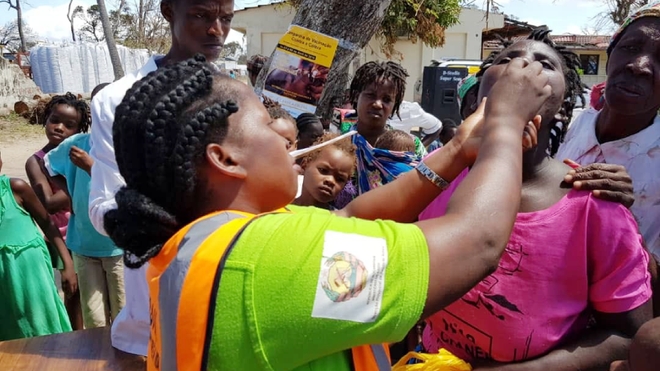 Le Mozambique et la Zambie font partie des pays ciblés par l'initiative de Sanofi. Ici, des patients attendent de recevoir le vaccin contre le choléra, en Mozambique, le 2 avril 2019