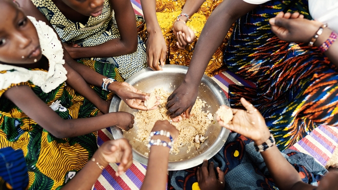 Des petites filles africaines autour d'un repas frugal