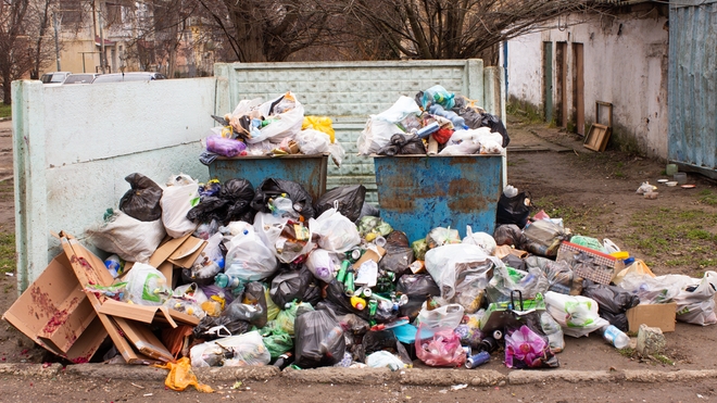 Des déchets qui s'accumulent dans la rue (photo d'illustration)