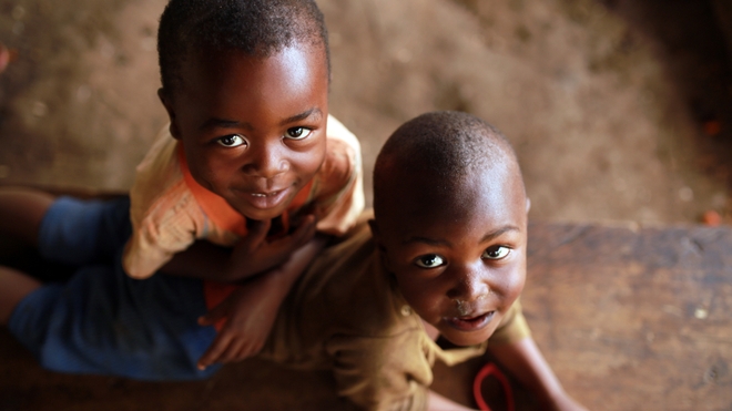 Deux enfants à Douala