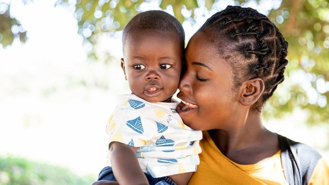 Une mère amène son bébé de six mois à un examen de santé dans une clinique de Chipata, en Zambie