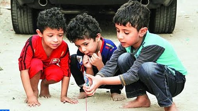 Des enfants marocains qui s'amusent avec des pétards 