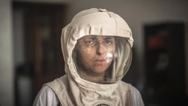 Atteinte de xeroderma pigmentosum, Fatima zahra El Ghazaoui pose avec un masque protecteur en 2019