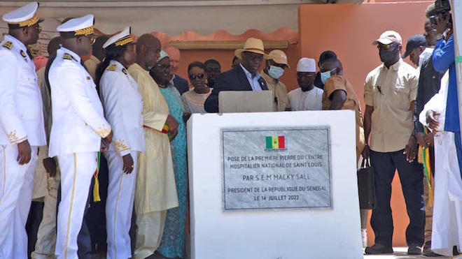 Le président Macky Sall pose la première pierre du futur hôpital de Saint-Louis