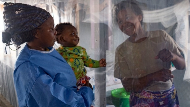 Une feuille de plastique sépare une mère de son fils dans un centre de traitement du virus Ebola en République démocratique du Congo.