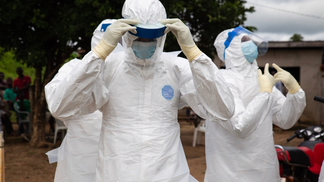 Des hommes se préparent à analyser un cas suspect d'Ebola (photo d'illustration)