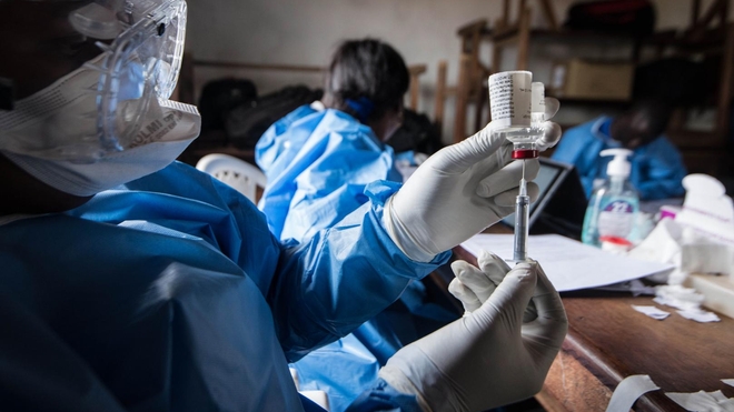 Une infirmière qui prépare une dose d'un vaccin anti-Covid