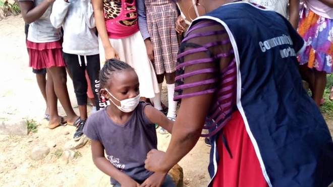 Des enfants attendent d'être vaccinés contre le papillomavirus
