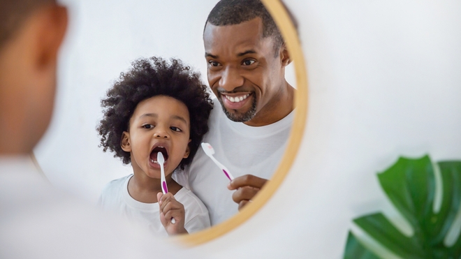 Un enfant qui apprend à se brosser les dents
