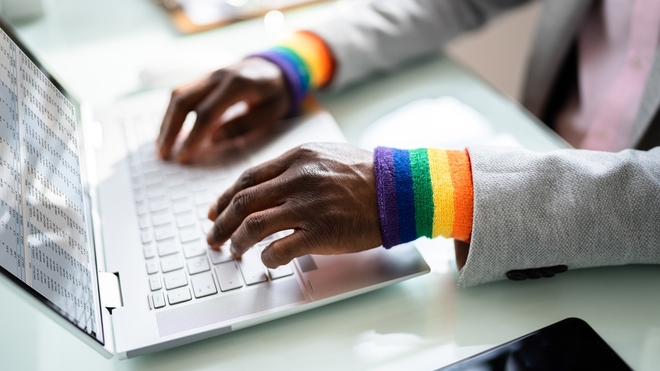 Une personne portant des manchons aux couleurs LGBT