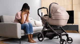 Tristesse, déprime, pensées négatives... quels sont les symptômes du baby blues et de la dépression post-partum ?