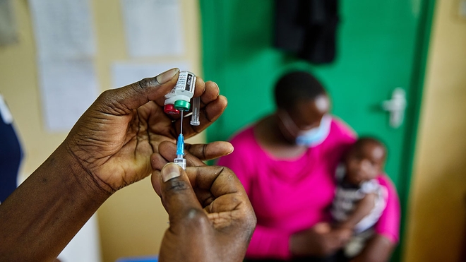 Une infirmière se prépare à vacciner un enfant contre le paludisme à l'hôpital du comté de Malava, à Kakamega, au Kenya