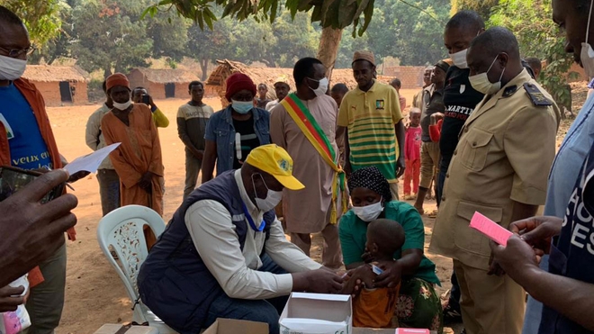 Un vaccinateur administre le vaccin contre la rougeole à un enfant à Yoko, région du centre du Cameroun