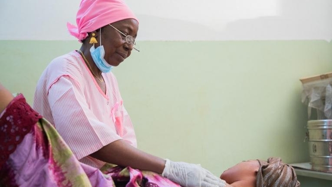 Une sage-femme effectue une palpation mammaire pour détecter toute anomalie chez sa patiente lors d'une consultation à l’hôpital Gabriel Touré