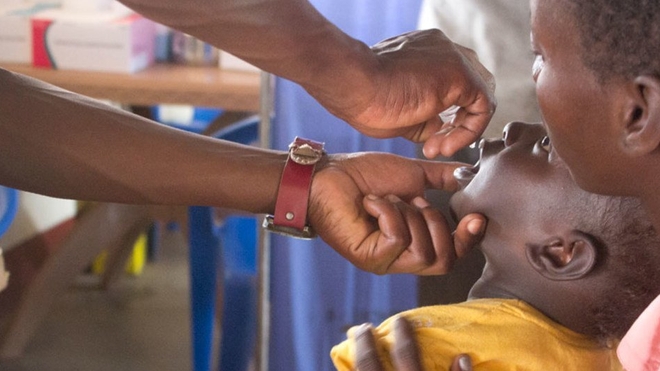 La poliomyélite provoque des paralysies irréversibles et invalidantes chez les enfants
