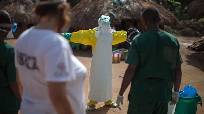 Des agents de santé en Guinée lors de l'épidémie d'Ebola en Afrique de l'Ouest de 2014-2016
