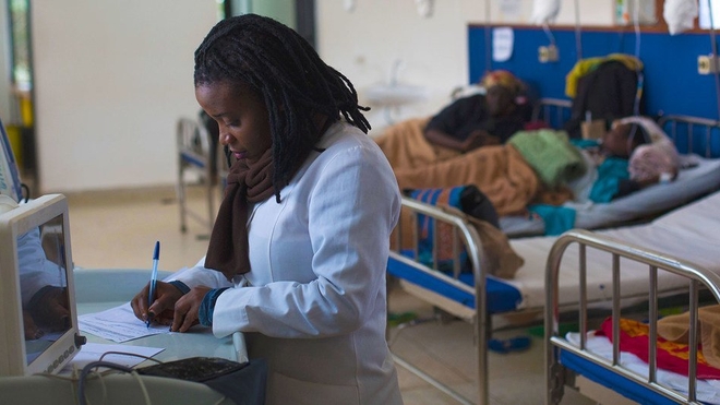 Une infirmière prodigue des soins aux patients atteints de cancer dans un hôpital du district de Burera, au Rwanda