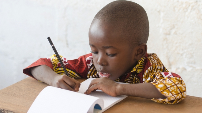 Un enfant apprenant à écrire