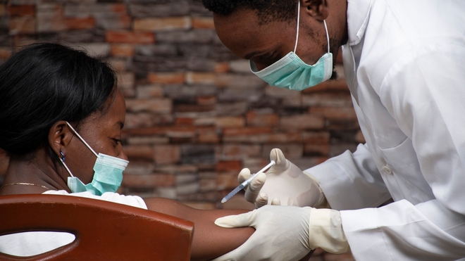 Une femme recevant le vaccin contre la fièvre jaune