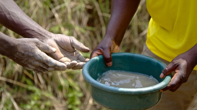 Le choléra se transmet par de l'eau ou des aliments contaminés