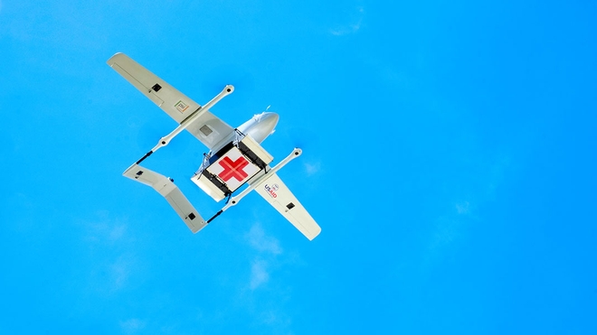 Un drone, capable de transporter jusqu'à 10 kg de médicaments, survole le ciel malgache