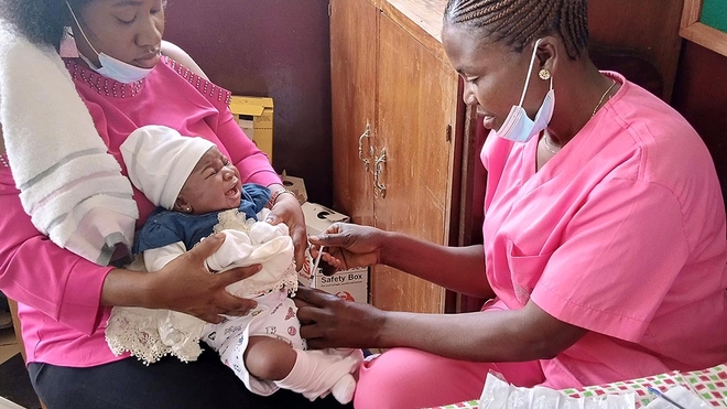 Un jeune enfant camerounais se fait vacciner contre la poliomyélite à l'hôpital baptiste Etoug-Ebe de Yaoundé