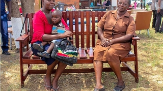 Thérapie sur banc public, ce remède de grand-mère qui s'exporte du Zimbabwe au Mondial