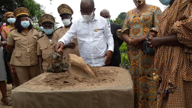 Pierre Dimba qui pose, en août 2020, la première pierre de l’unité de production de manioc de Morokro