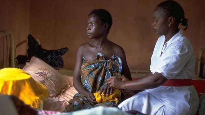 Une Sierra-Léonaise, qui n'a reçu aucun soin prénatal et dont l'enfant est mort-né, est réconfortée par une femme infirmière 