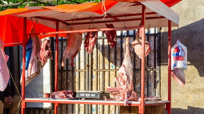Etalage de viande fraîche dans une boucherie à Sétif 