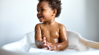 À partir de quel âge laisser son enfant prendre son bain seul ?