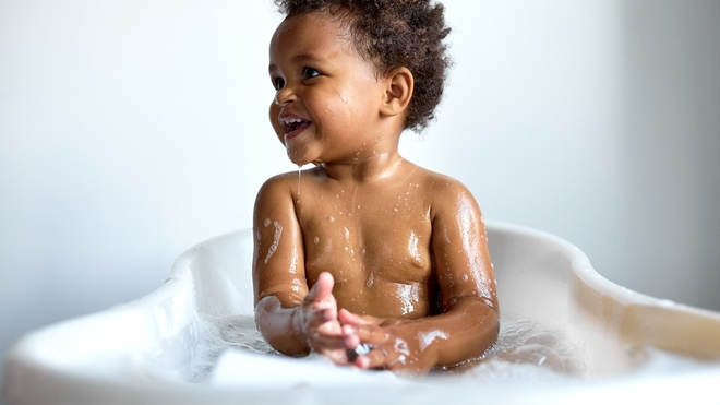 Dans les premières années de vie de votre enfant, il faut toujours l'accompagner lorsqu'il prend son bain