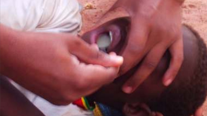 Le sucre légèrement humidifié sous la langue pourrait sauver des enfants atteints du paludisme grave