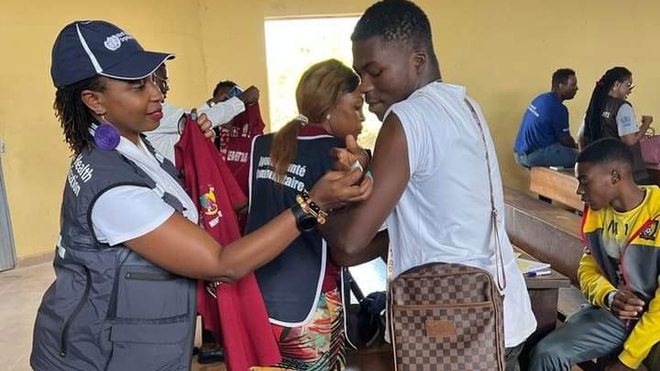 Des citoyens camerounais recevant une dose de vaccin contre le Covid-19
