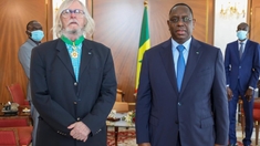 Snobé en France, le Pr Didier Raoult décoré par Macky Sall au Sénégal