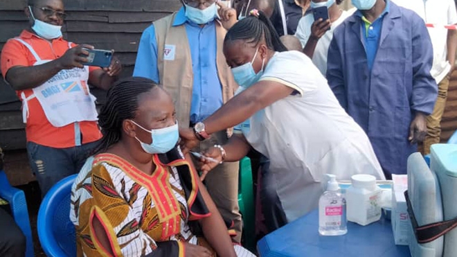 Vaccination contre la fièvre jaune dans un centre de vaccination dans le Sud-Kivu