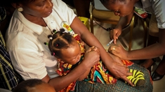 Très attendu, un nouveau vaccin contre le paludisme obtient le feu vert d'un pays africain