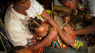 Très attendu, un nouveau vaccin contre le paludisme obtient le feu vert d'un pays africain