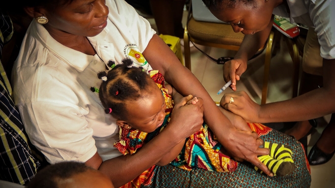 Une agent de santé vaccine un enfant contre le paludisme